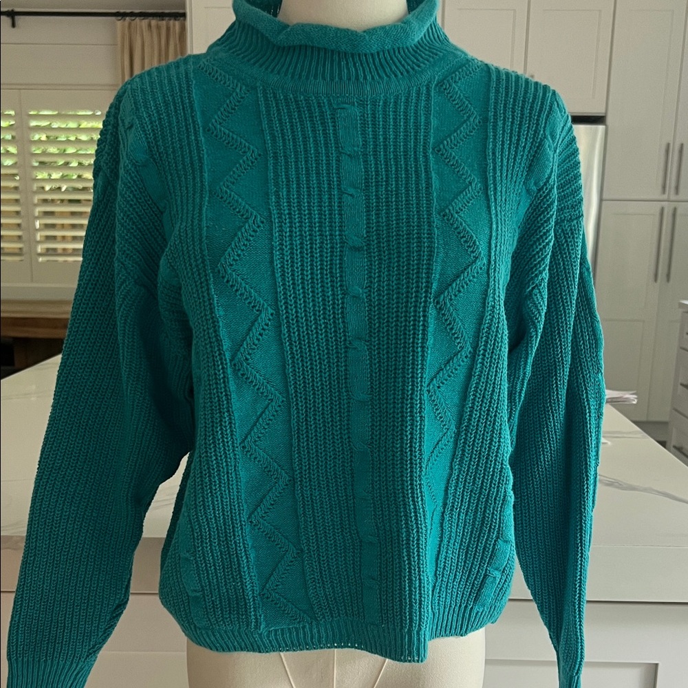 Vintage 80’s teal lightweight sweater, cable knit, no stains or snags !